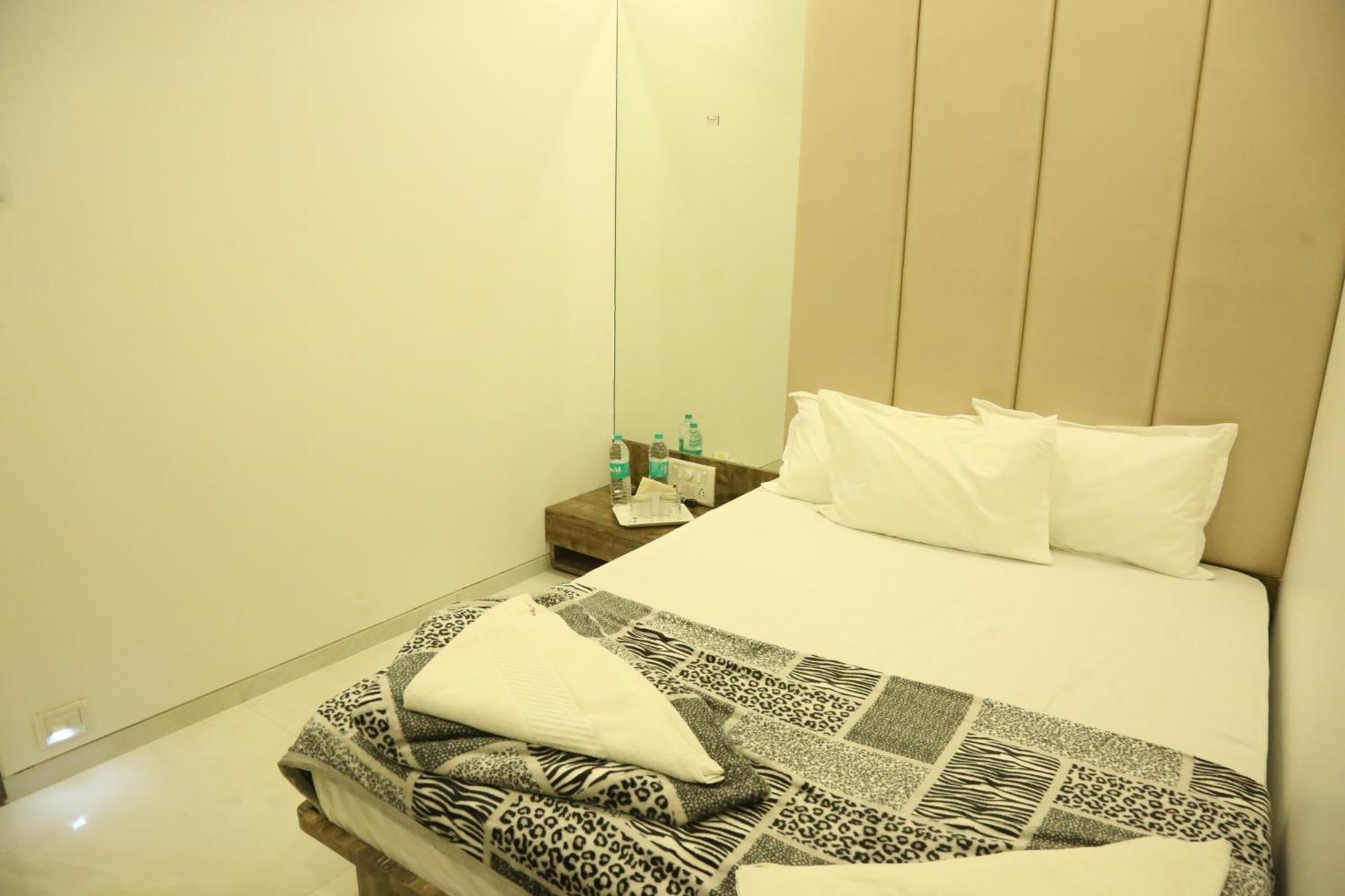 Hotel Magnum Airport T-2 Mumbai Exterior photo